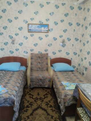 Мини-отель Луманская заводь Кириллов Двухместный номер с 2 отдельными кроватями и душем-1